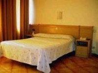 Standard single with city view, private facilities (shower), and breakfast